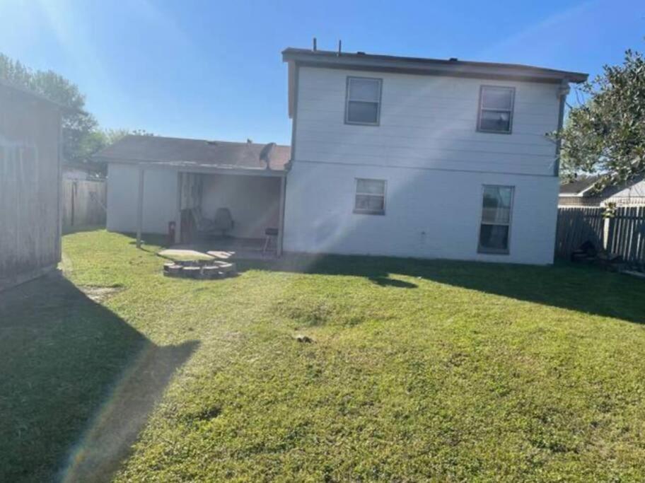 Great Getaway 2 Story Home! Harlingen Tx Экстерьер фото